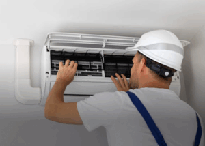 Installateur installeert airco
