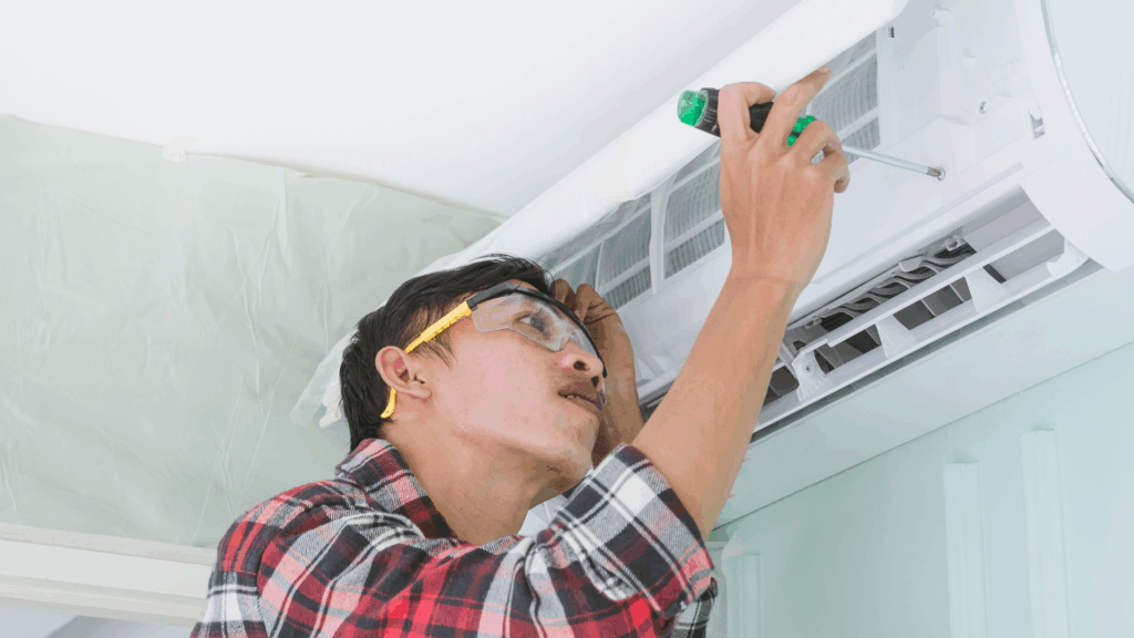 airco-monteur maakt airconditioner