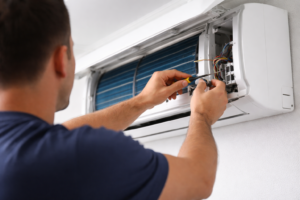 airco-monteur maakt airco